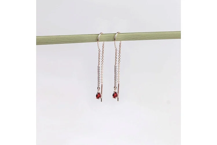 Серьги-продёвки Дорожки из красного золота с 2 гранатами и 20 фианитами