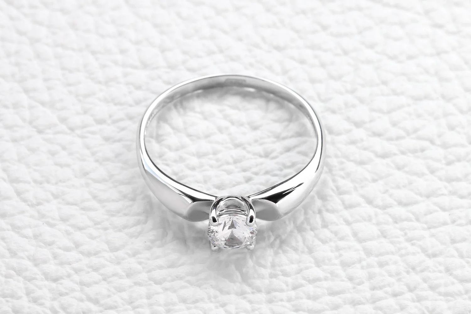 Кольцо из белого золота с кристаллом swarovski
