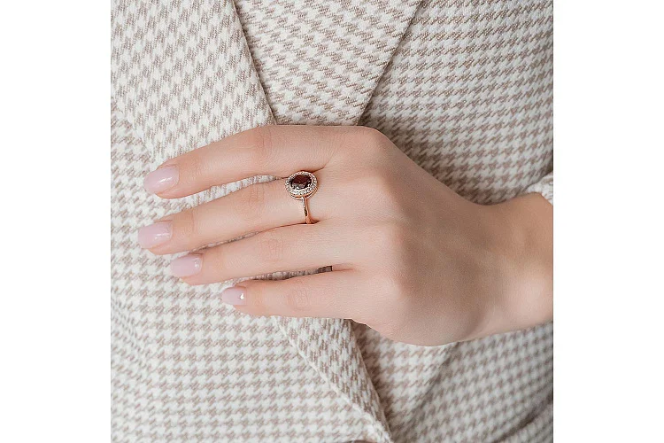 Кольцо из красного золота с гранатом и 26 фианитами