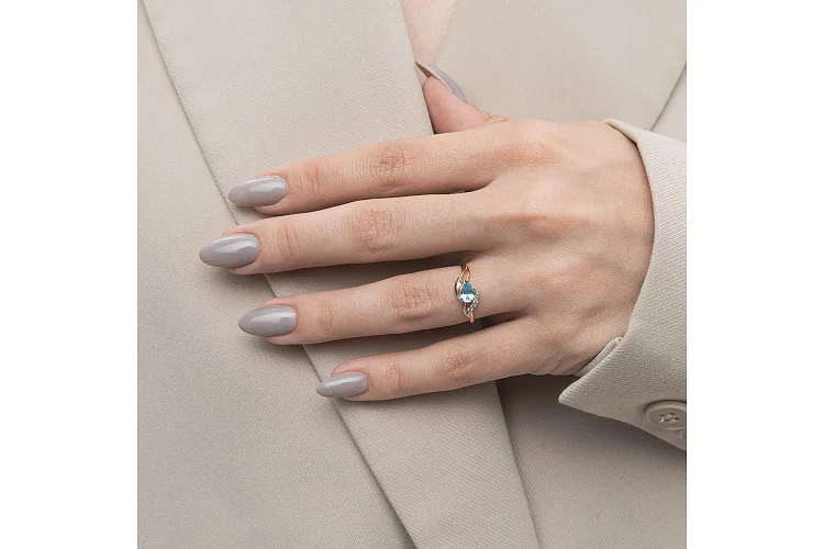 Кольцо из красного золота с топазом swiss и 3 фианитами