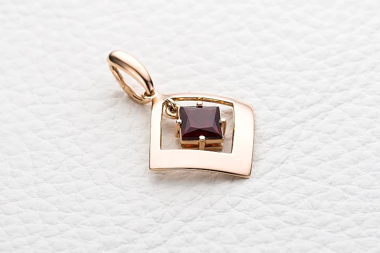 Подвеска Квадрат из красного золота с гранатом