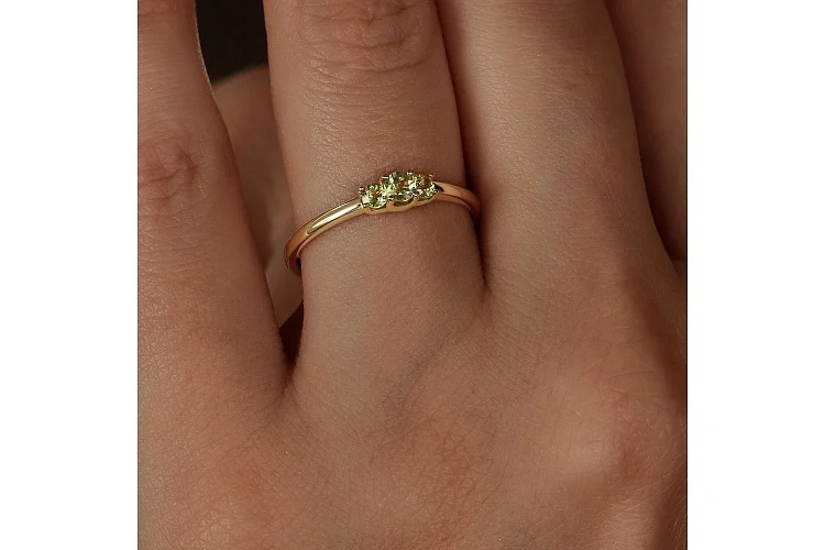 Кольцо из жёлтого золота с 3 хризолитами