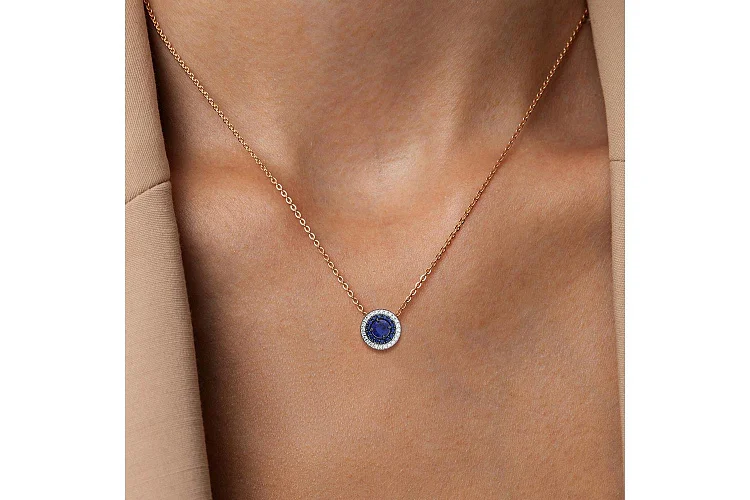 Подвеска из красного золота с 15 корундами и 24 фианитами