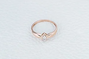 Кольцо из красного золота с бриллиантом