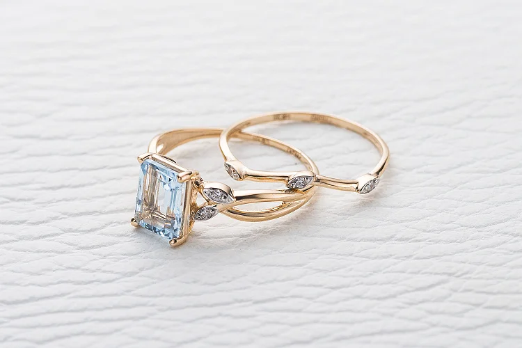 Кольцо Веточка из красного золота с топазом sky и 7 фианитами