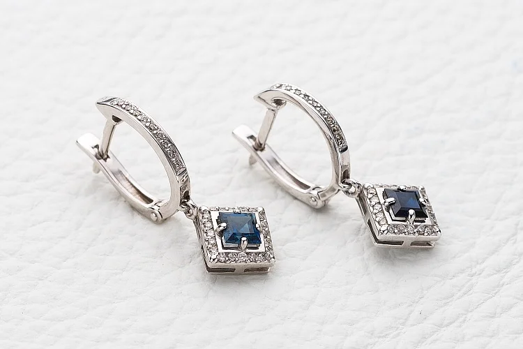 Серьги из белого золота с 2 сапфирами и 58 бриллиантами