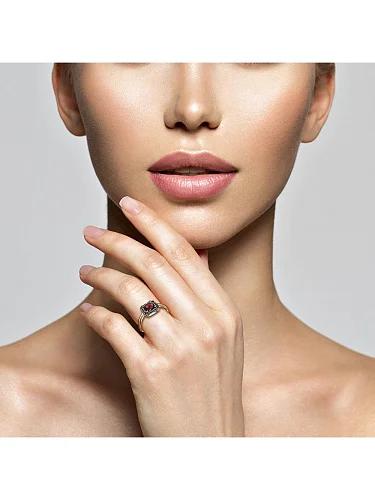 Кольцо из красного золота с гранатом и 16 фианитами