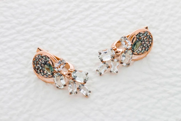 Серьги из красного золота с празиолитами, турмалинами и фианитами