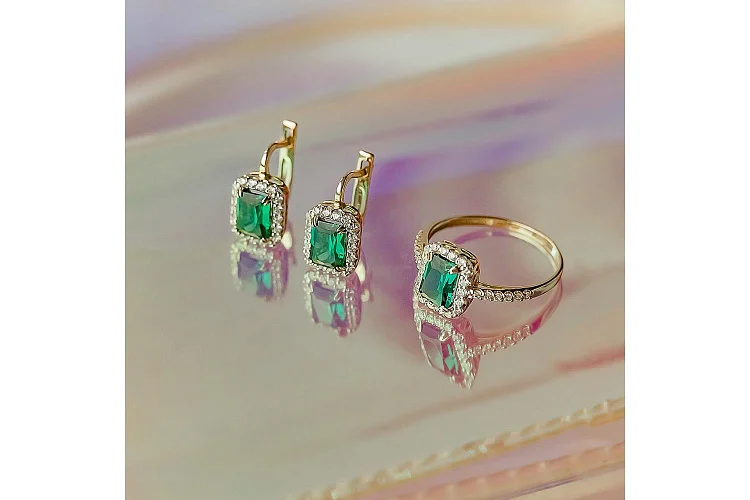 Кольцо из жёлтого золота с изумрудом и 30 фианитами