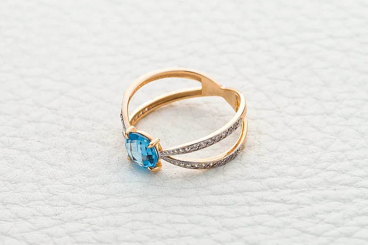 Кольцо из красного золота с топазом swiss и 28 фианитами