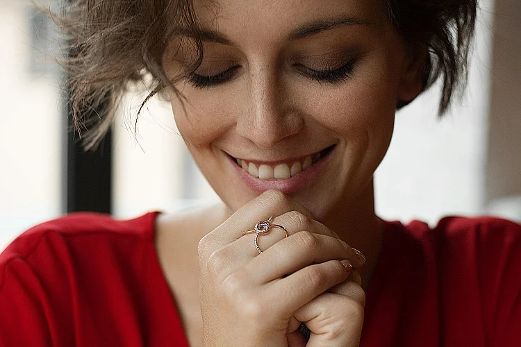 Кольцо из красного золота с аметистом и 36 фианитами