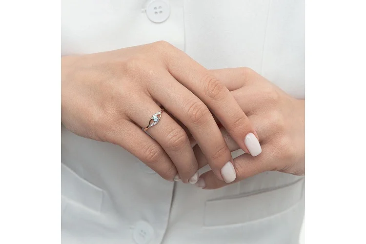 Кольцо из красного золота с топазом swiss и 8 фианитами