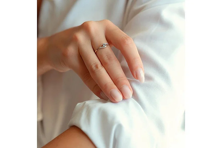 Кольцо из красного золота с топазом swiss и 8 фианитами