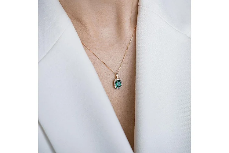 Подвеска из жёлтого золота с изумрудом и 18 фианитами