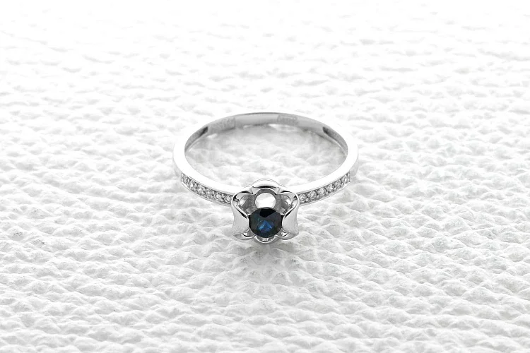 Кольцо Цветок из белого золота с сапфиром и 12 бриллиантами