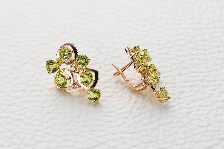 Серьги из красного золота с 12 хризолитами и 4 фианитами