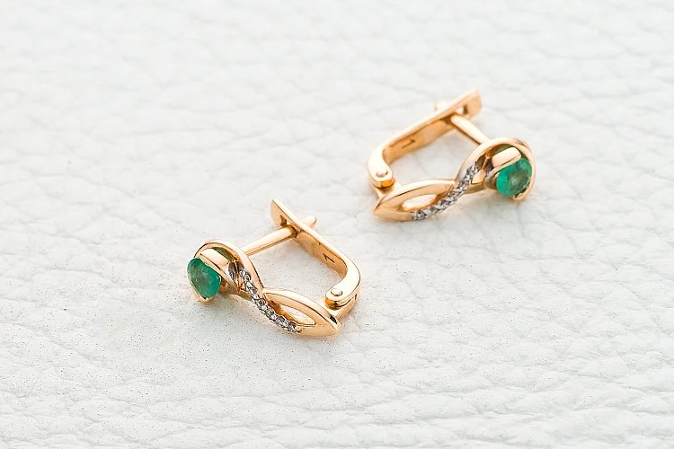 Серьги из красного золота с 2 изумрудами и 12 бриллиантами