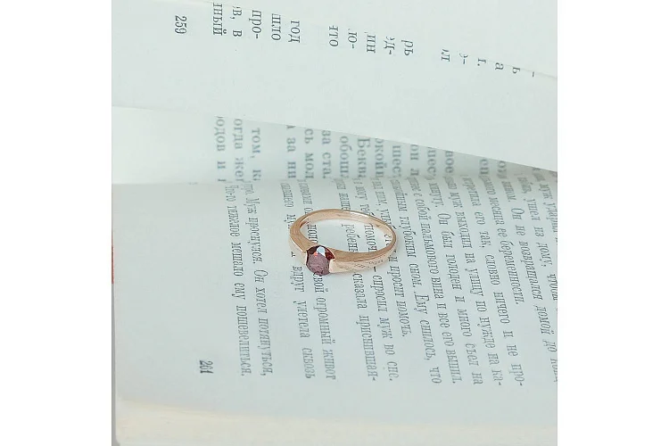 Кольцо из красного золота с гранатом