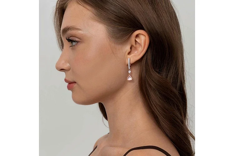 Серьги из красного золота с перламутром и 22 фианитами