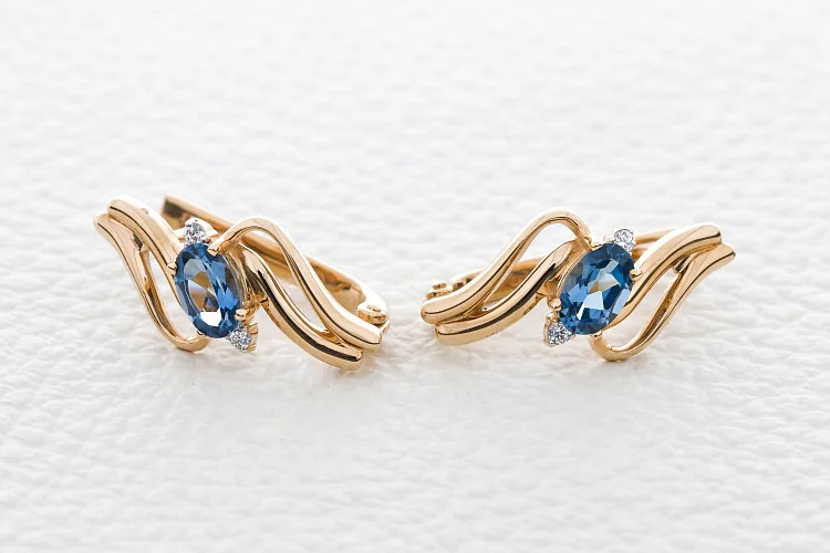 Серьги из красного золота с 2 топазами лондон и 4 фианитами