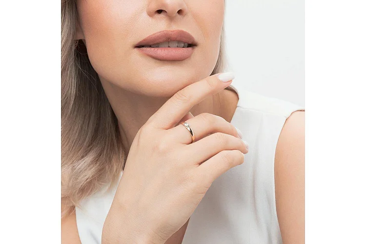 Кольцо из красного золота с бриллиантом