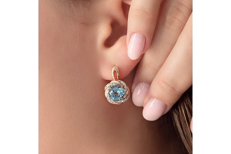 Серьги из красного золота с 2 топазами sky и 32 фианитами