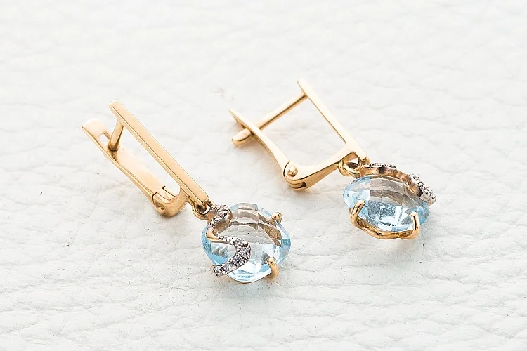 Серьги из красного золота с 2 топазами sky и 14 фианитами