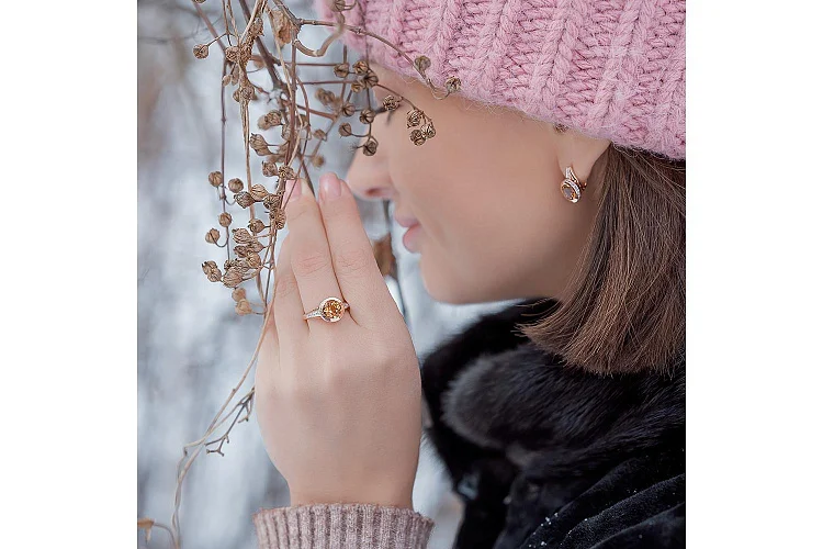 Кольцо из красного золота с цитрином и 36 фианитами