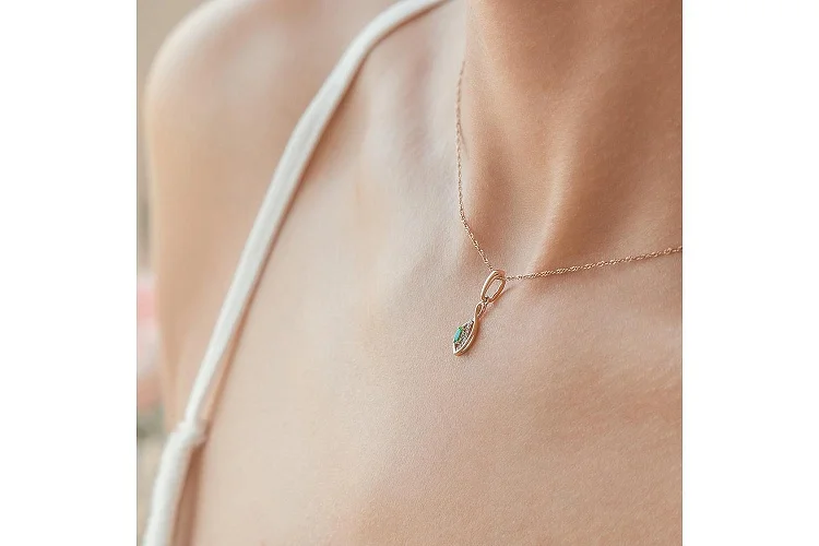 Подвеска из красного золота с изумрудом и 7 бриллиантами