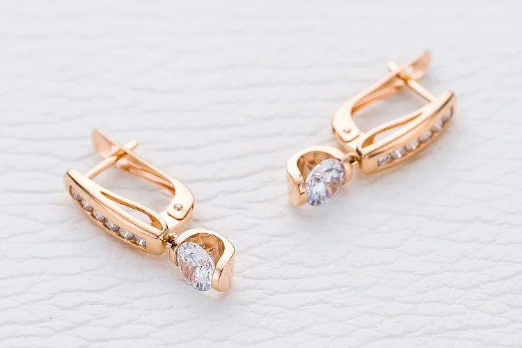 Серьги из красного золота с 14 фианитами