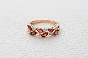 Кольцо из красного золота с 6 гранатами и 6 фианитами