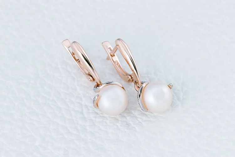 Серьги из красного золота с 2 жемчужинами и 40 фианитами