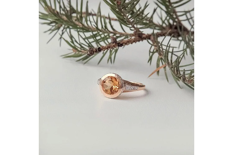 Кольцо из красного золота с цитрином и 36 фианитами