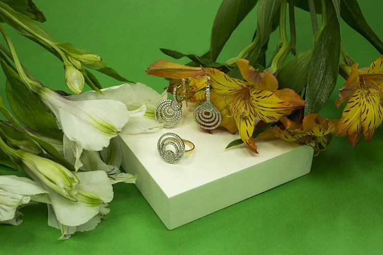 Кольцо Круг из красного золота с 95 фианитами