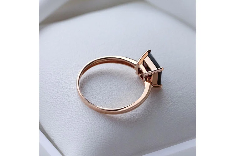 Кольцо из красного золота с гранатом