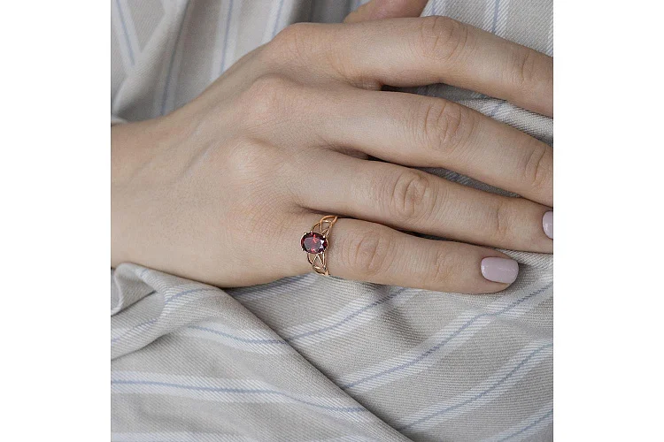 Кольцо из красного золота с гранатом