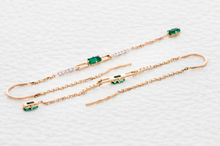 Серьги-продёвки из красного золота с 4 изумрудами и 20 бриллиантами