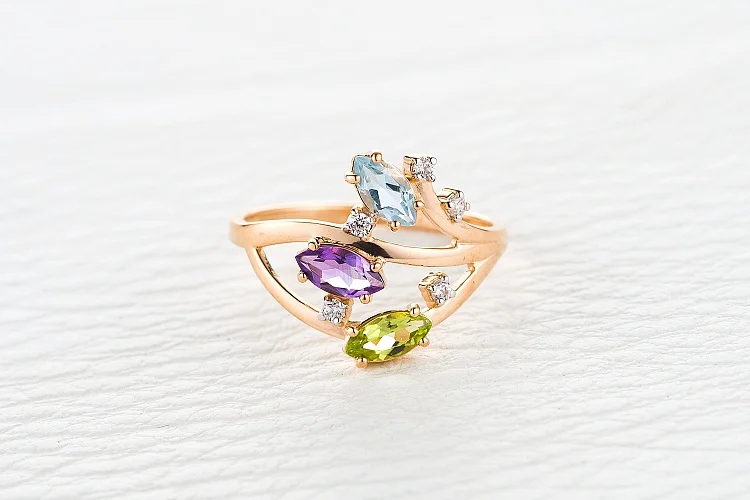 Кольцо из красного золота с аметистом, топазом sky и хризолитом