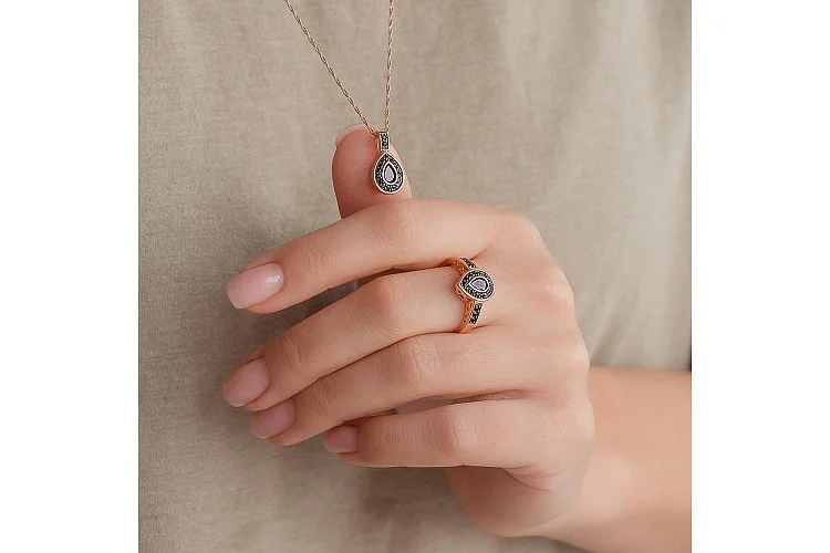 Подвеска из красного золота с гранатом и 17 фианитами