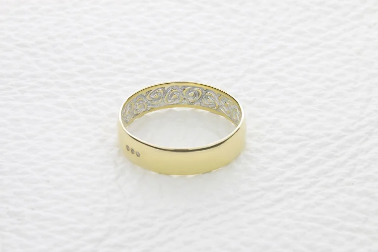 Обручальное кольцо из жёлтого золота с 3 бриллиантами