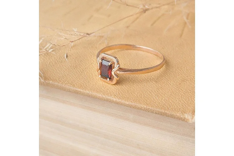 Кольцо из красного золота с гранатом