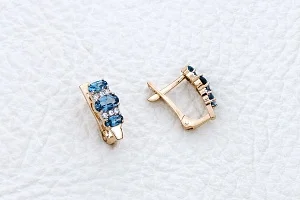 Серьги из красного золота с 6 топазами лондон и 12 фианитами