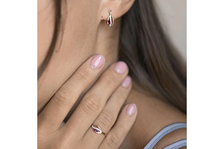 Серьги из красного золота с 2 рубинами и 16 бриллиантами