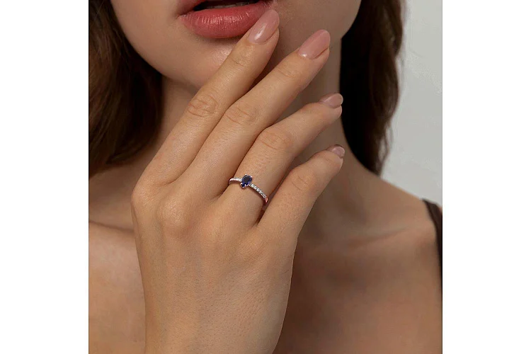 Кольцо из красного золота с иолитом и 12 фианитами