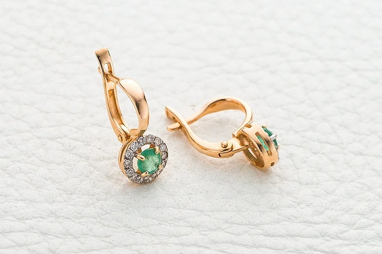 Серьги из красного золота с 2 изумрудами и 28 бриллиантами