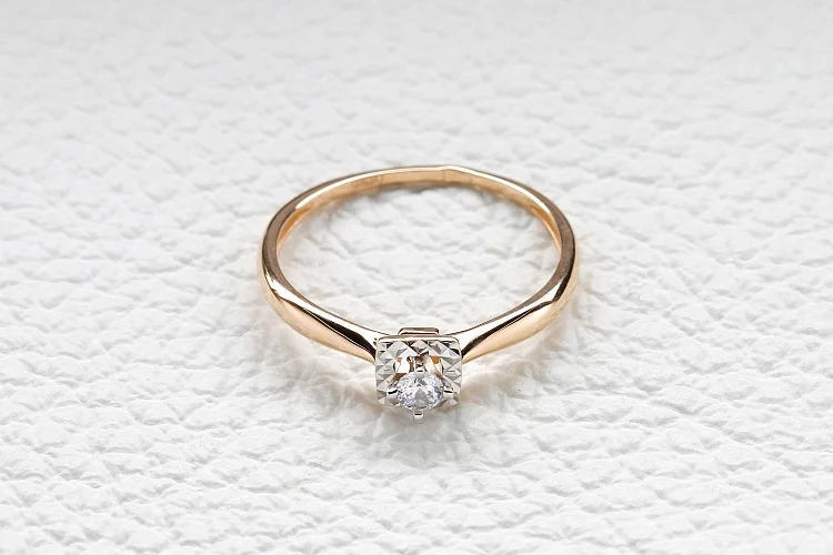 Кольцо из красного золота с фианитом