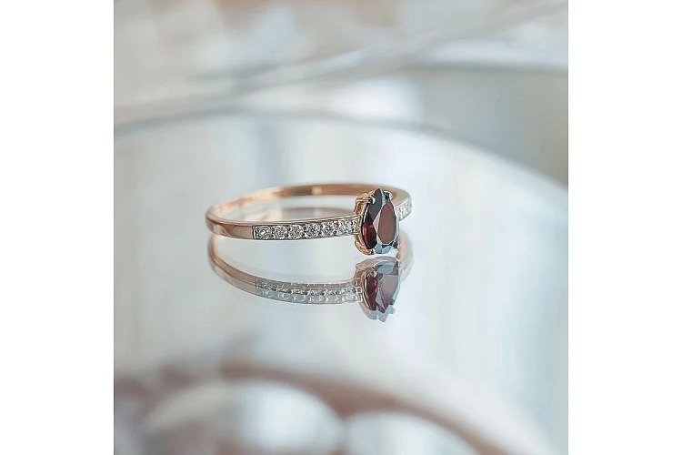 Кольцо из красного золота с гранатом и 12 фианитами