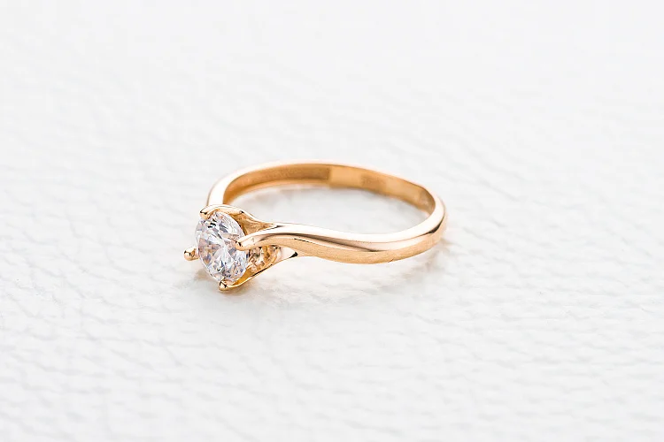 Кольцо из красного золота с кристаллом swarovski