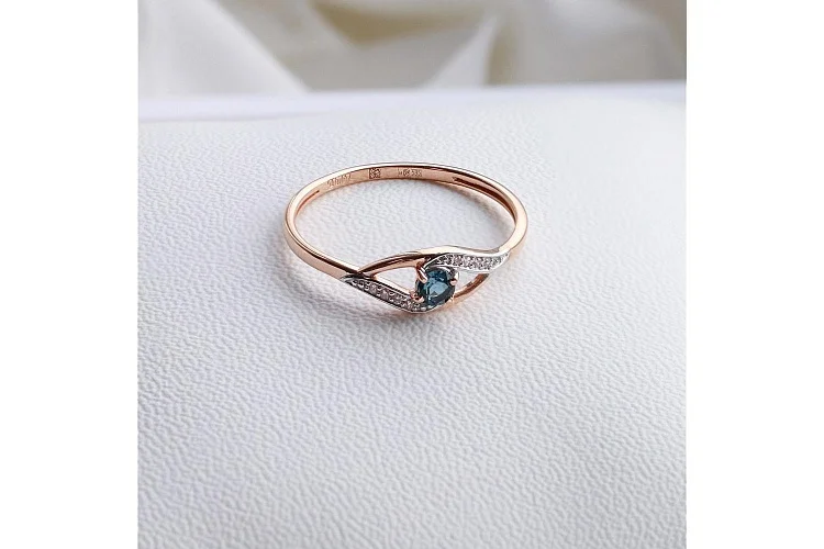 Кольцо из красного золота с топазом лондон и 8 фианитами