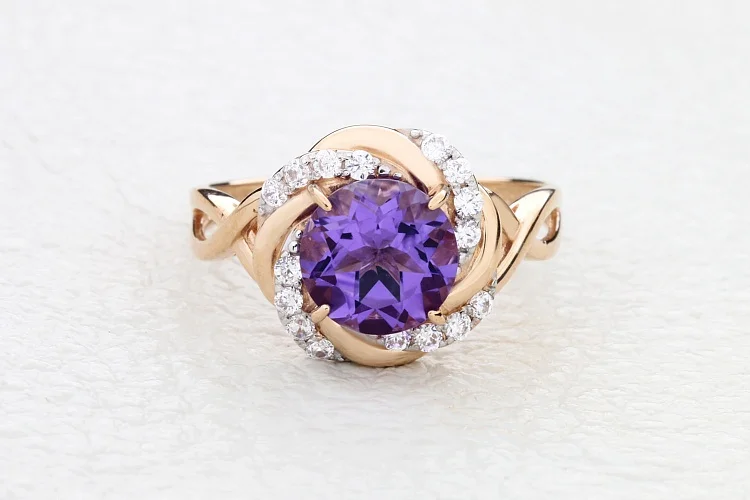 Кольцо из красного золота с аметистом и 16 фианитами